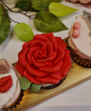 Load image into Gallery viewer, Giftboxed Valentines Trio of Cupcakes